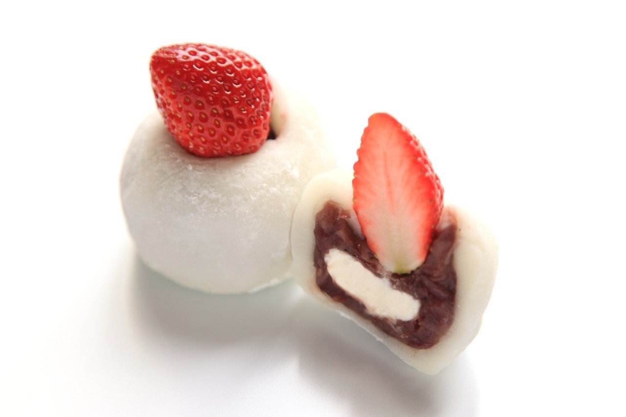 いちご大福 あんことホイップクリーム入りの大福に 甘酸っぱいイチゴがとってもマッチします。 一度食べるとクセになる味わいです。
