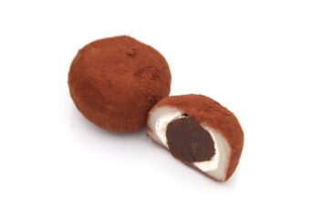チョコ大福 ベルギー産のほろ苦いチョコを贅沢に 大福いっぱいに包みました。 ココアパウダーをまとった茶色いあいつ。 ぜひ一度お召し上がりください。