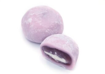 クリーム大福 紅 絹のように滑らかな餅生地と、とろけるクリーム、甘さ控えめの紫芋餡がマッチした美味しさは絶品です。