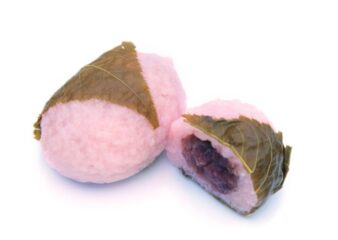 桜餅 自家炊き白あんをしっとり生地で包み、栗に見立てて焼き上げた昔ながらの栗まんじゅうです。